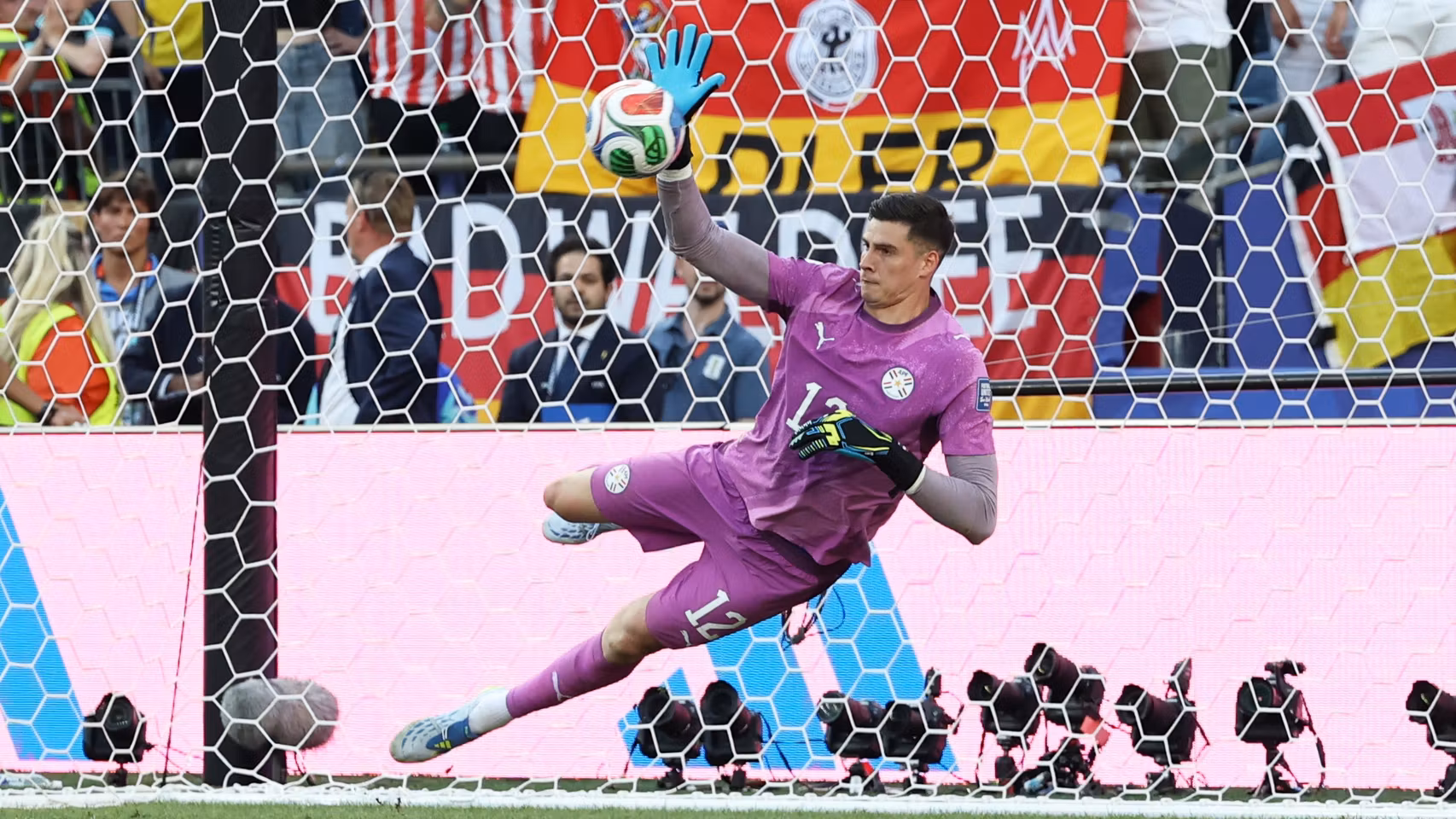 La parada de Orlando Gill a Havertz en la tanda de penaltis del Mundial.
