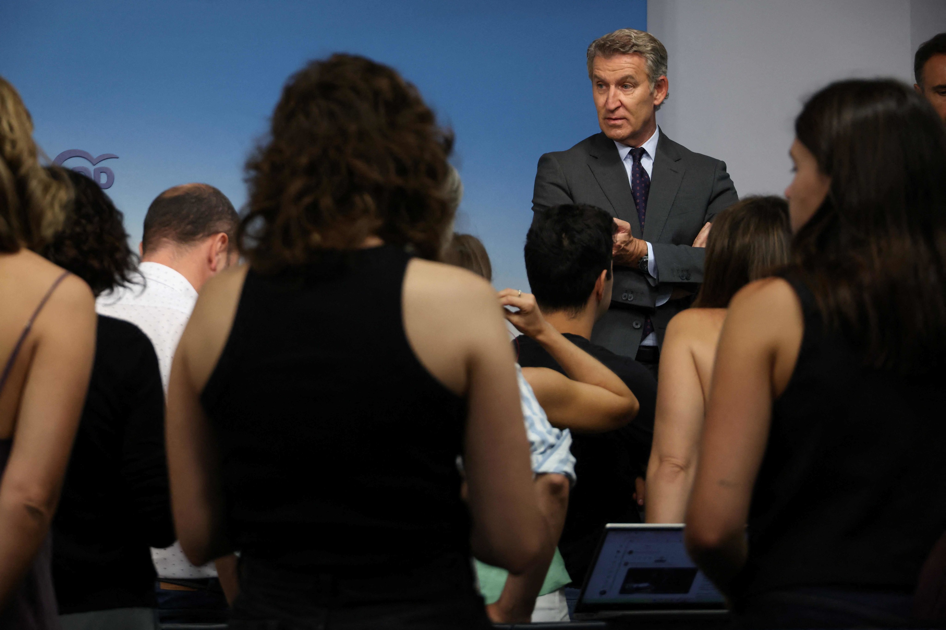 El presidente del PP, Alberto Núñez Feijóo, en conversación informal con los periodistas.