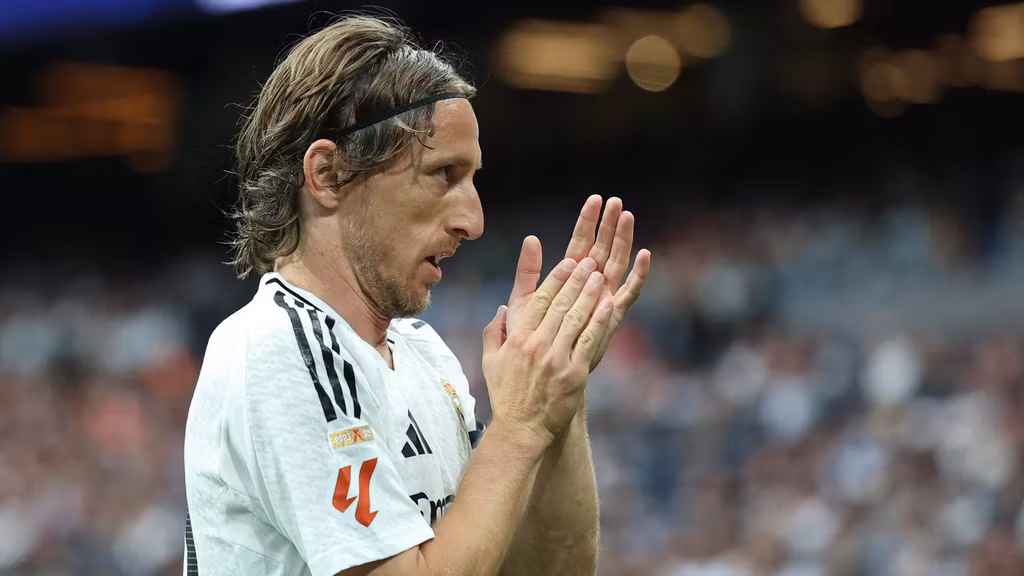 Luka Modric aplaude a su afición.