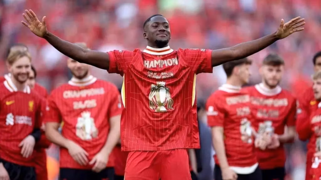 Ibrahima Konaté, en la celebración de la Premier League 2024/25 con el Liverpool