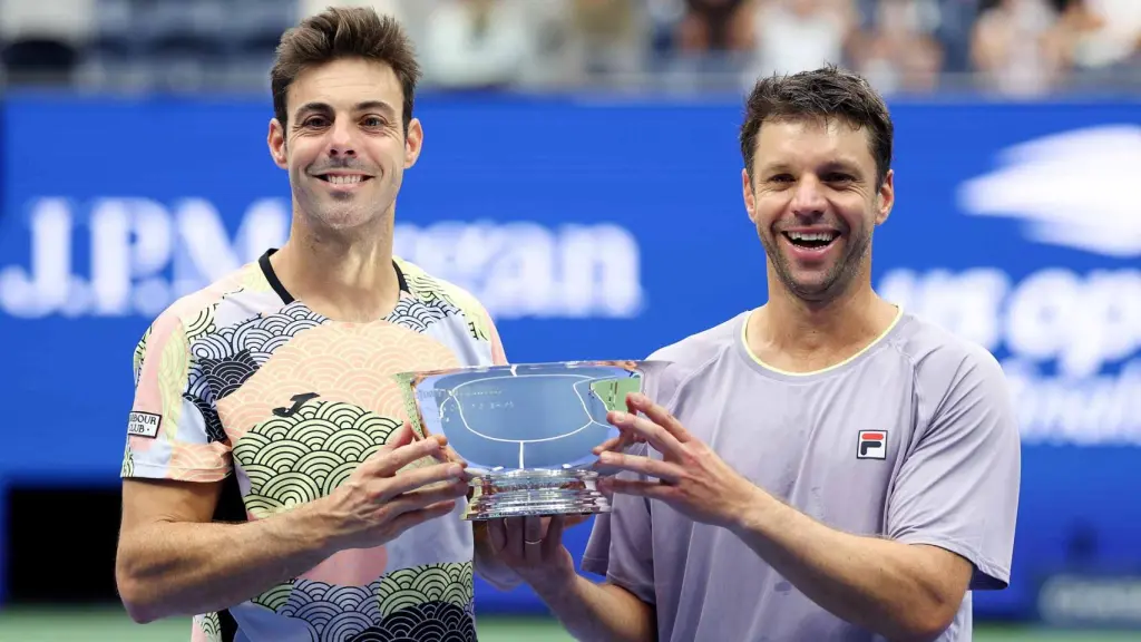 Marcel Granollers levanta el trofeo del US Open junto a Zeballos.