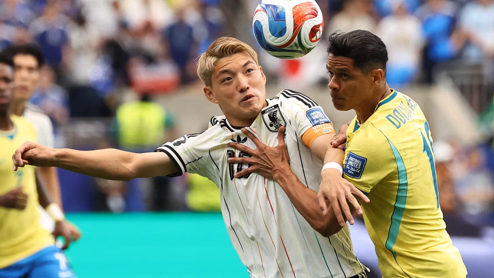Douglas Santos pelea un balón con Doan.