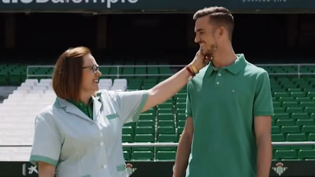 Fabián Ruiz, junto con su madre.