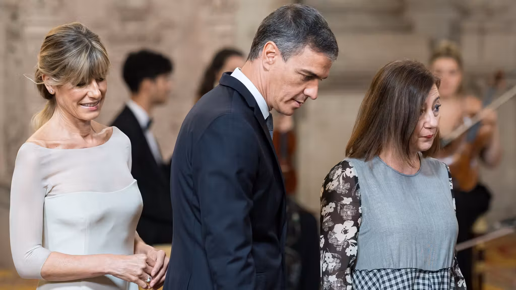 Begoña Gómez, Pedro Sánchez y Francina Armengol, el 19 de junio de 2024 en el Palacio Real.
