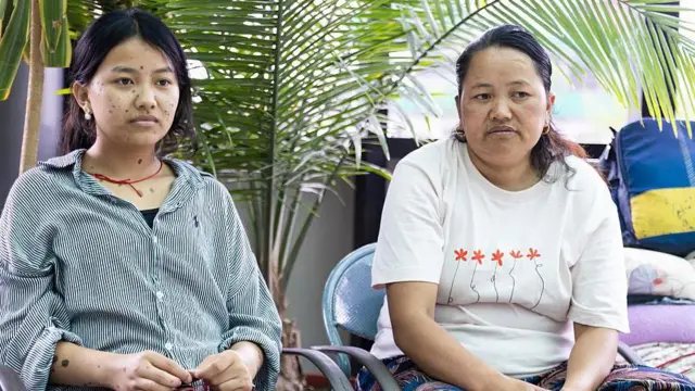 La hija (izquierda) y la esposa (derecha) del guía que sobrevivió 6 días en el monte Everest.