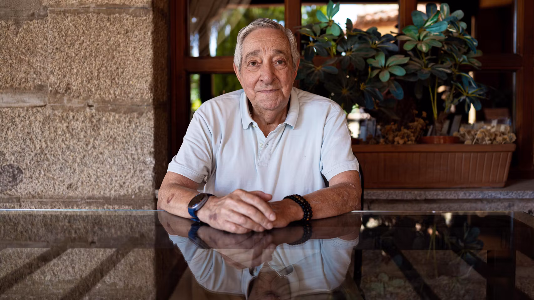 Chema Suárez posa antes de la entrevista.