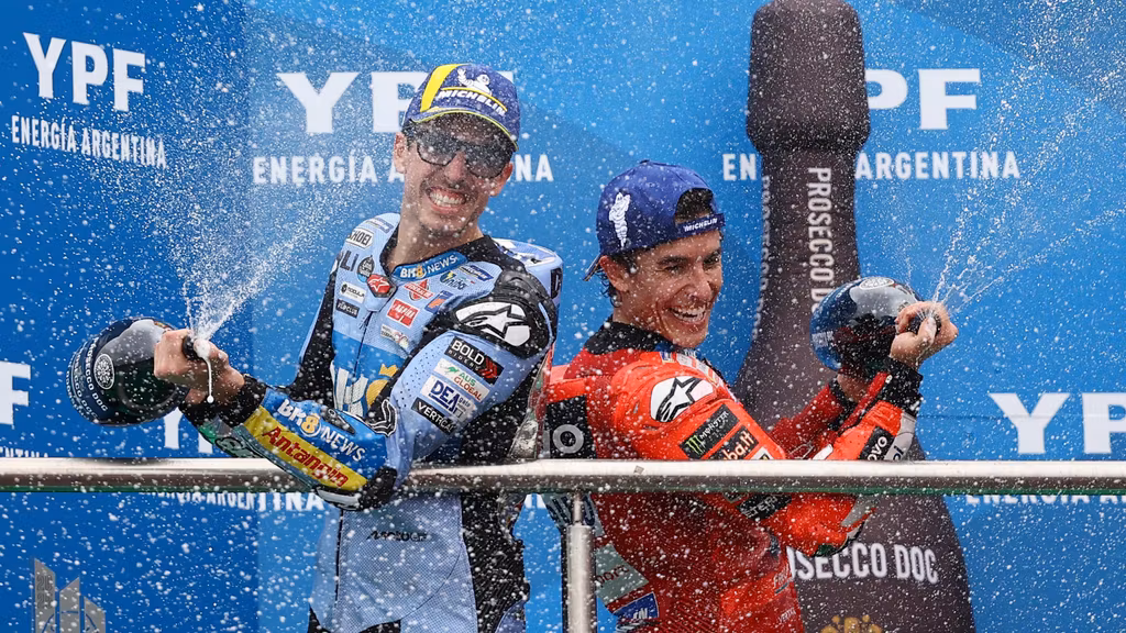 Marc y Álex Márquez celebran la primera y segunda posición, respectivamente, en el Gran Premio de Argentina.gana el duelo fratricida entre los hermanos Márquez en Argentina e iguala las 90 victorias de Ángel Nieto