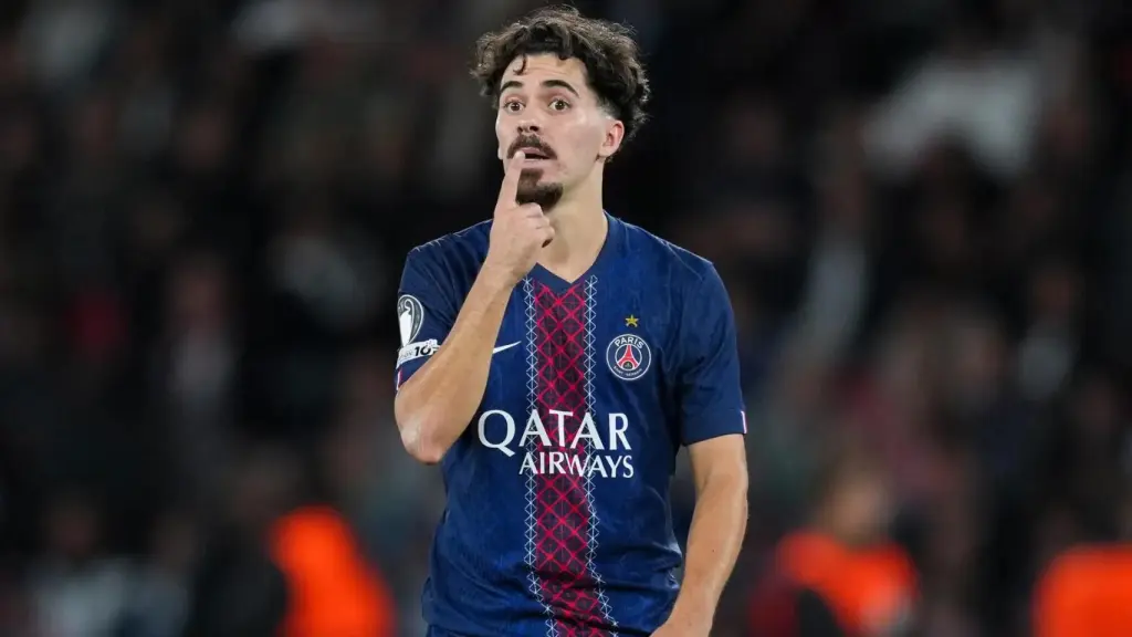 Vitinha, durante un partido con el PSG.