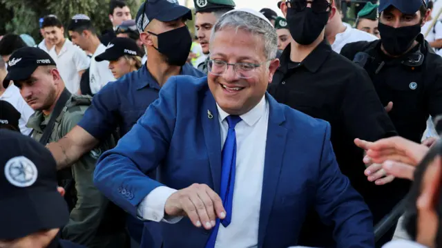 El ministro de Seguridad Nacional de Israel, Itamar Ben-Gvir, encabeza a un grupo de nacionalistas a través de Jerusalén Este hasta el recinto de la mezquita de Al Aqsa durante el Día de Jerusalén en mayo de 2026.