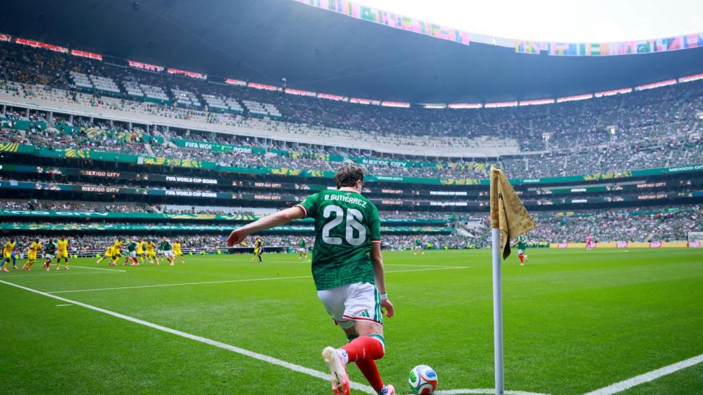 Brian Gutiérrez ejecuta un centro en el Estadio Azteca de Ciudad de México.