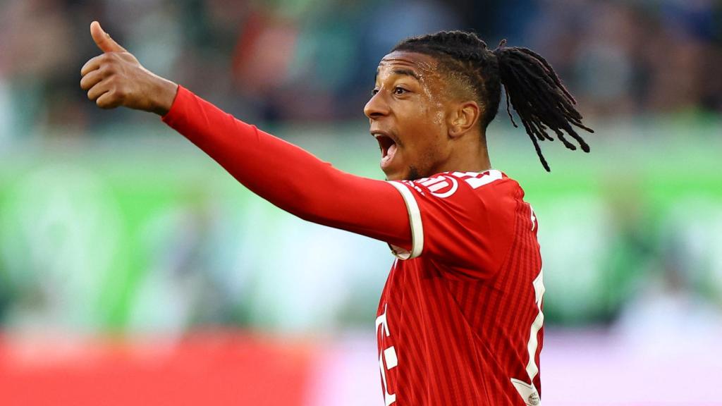 Michael Olise celebra con el Bayern Múnich.