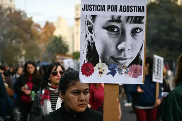 Manifestación "Ni una menos" en Argentina. Una mujer con un cartel de justicia por Agostina.