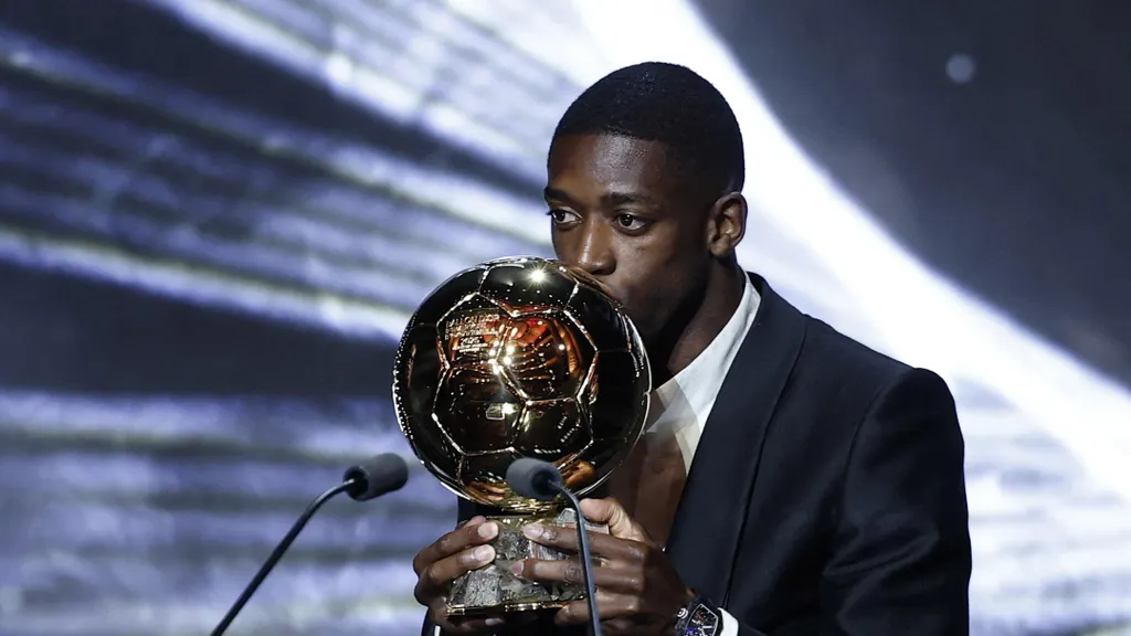 Dembélé besa el trofeo del Balón de Oro.