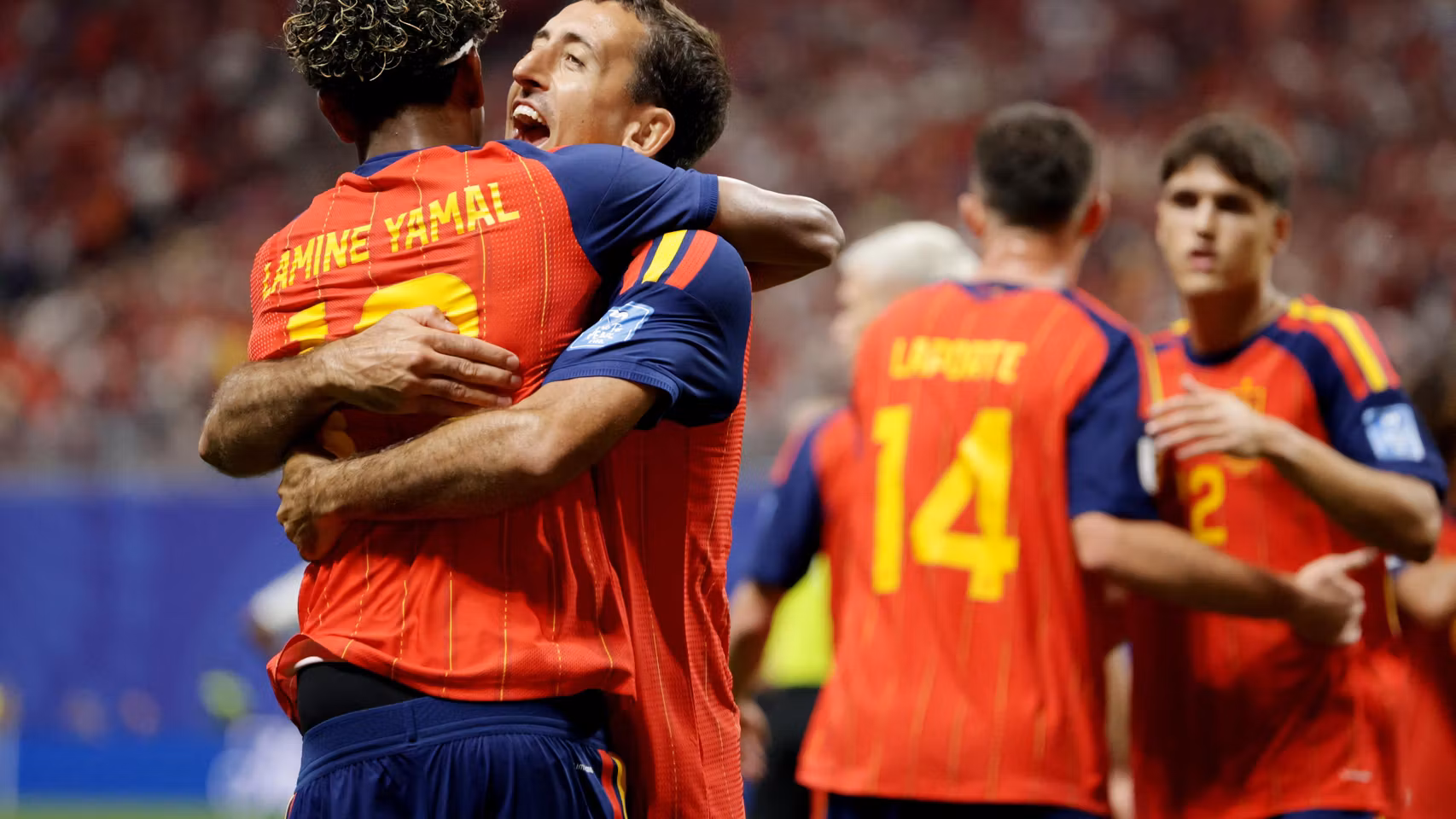 Mikel Oyarzabal se abraza con Lamine Yamal.