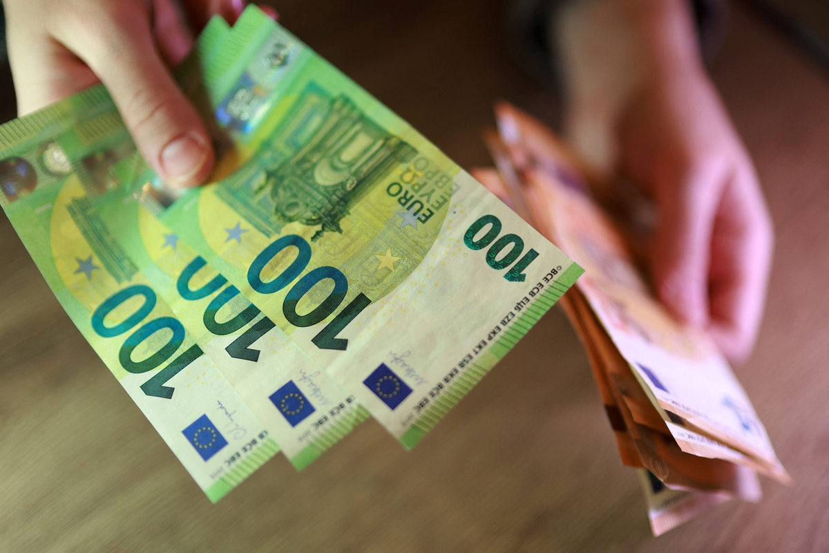Ilustración fotográfica con billetes de 100 euros. REUTERS/Dado Ruvic