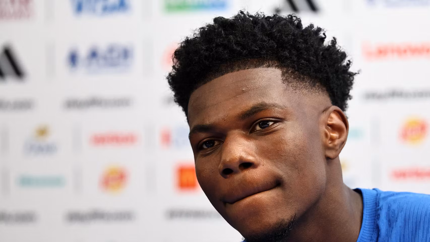 Tchouaméni atiende a los medios en una rueda de prensa de la selección francesa.