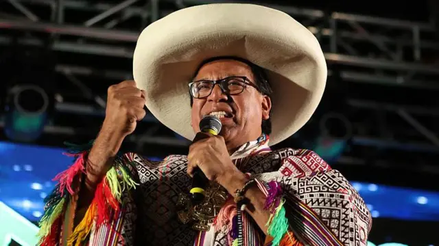 Roberto Sánchez, candidato presidencial del partido Juntos por el Perú, habla durante un mitin de campaña en la Plaza Túpac Amaru de Cusco, Perú, el 2 de junio de 2026. Lleva un sombrero y coloridos atuendos típicos peruanos.
