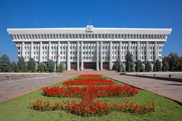 La Casa Blanca, edificio de oficinas presidenciales construido en estilo moderno estalinista en Bishkek, Kirguistán.