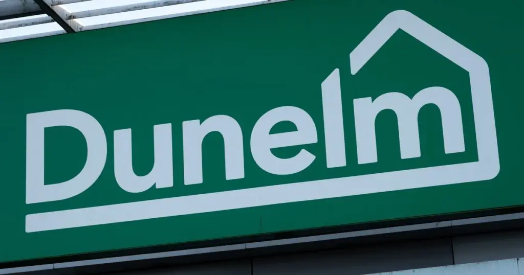 Dormitorio de hotel: 5 sábanas de Dunelm y Dusk para olvidar el calor y el desorden