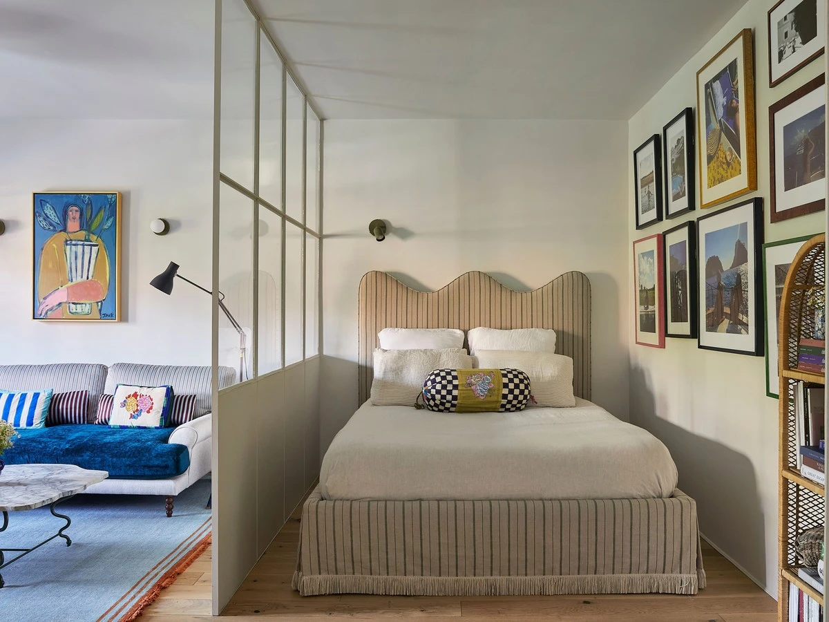 Dormitorio estrecho: 5 trucos de Interiorismo para ganar metros sin reformas - image 1