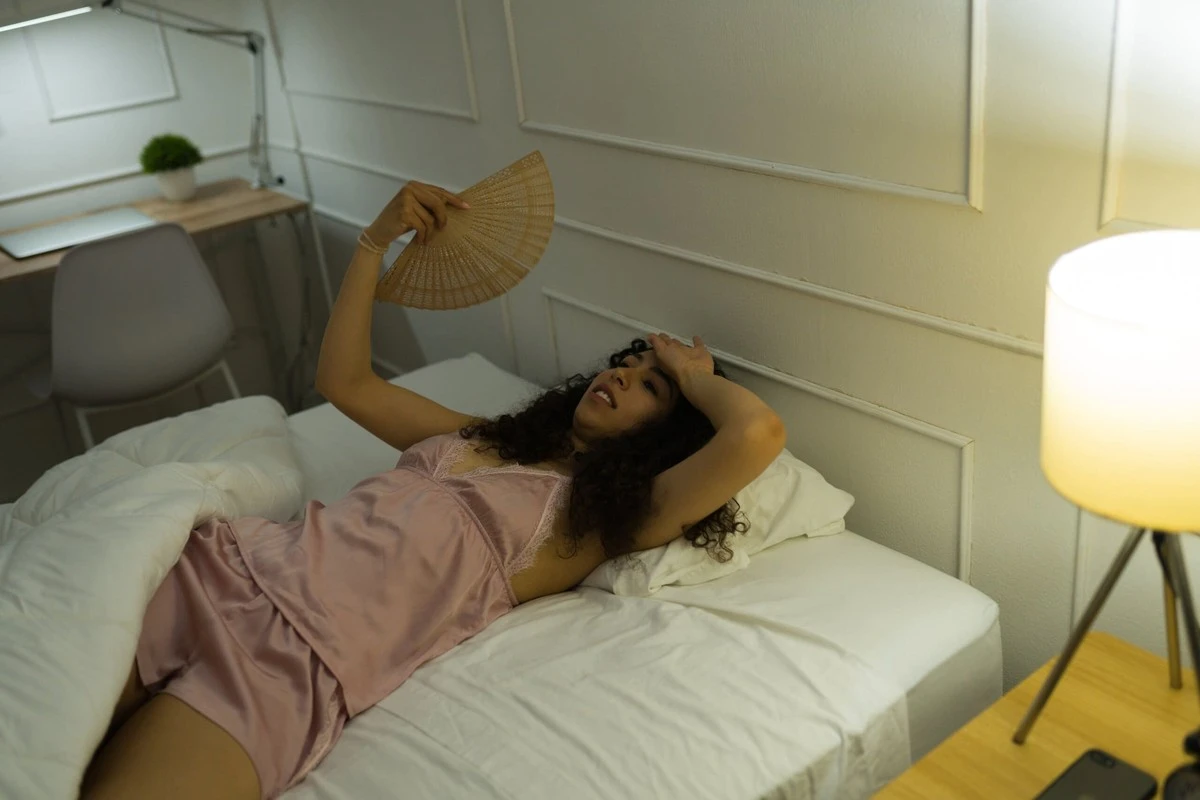 Dormitorio fresco sin aire: el truco de la sábana contra el calor extremo - image 1