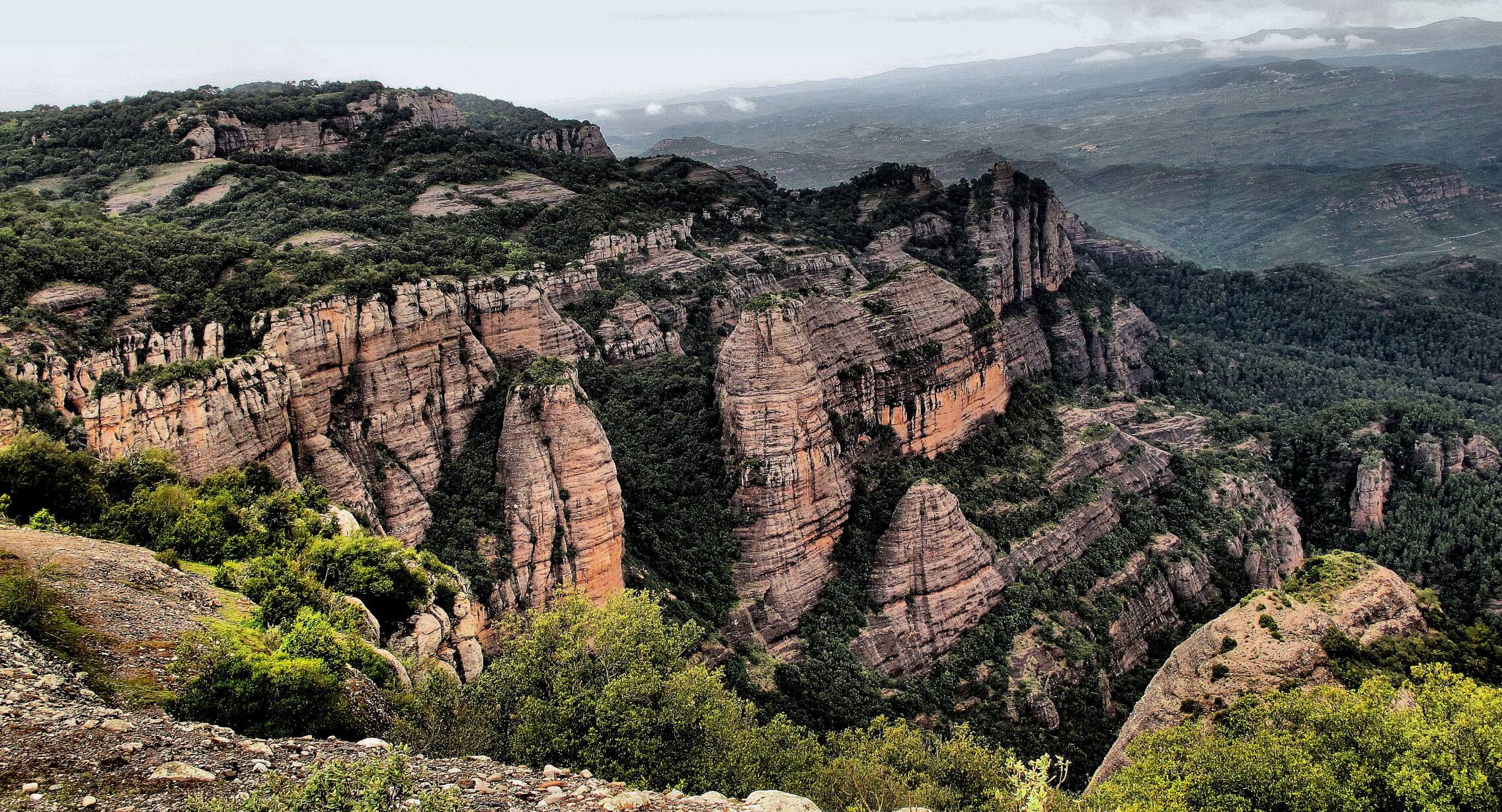 Foto: Vista aérea del paraje natural de la provincia de Barcelona, famoso por sus grandes formaciones rocosas de tonos rojizos. (TripAdvisor)