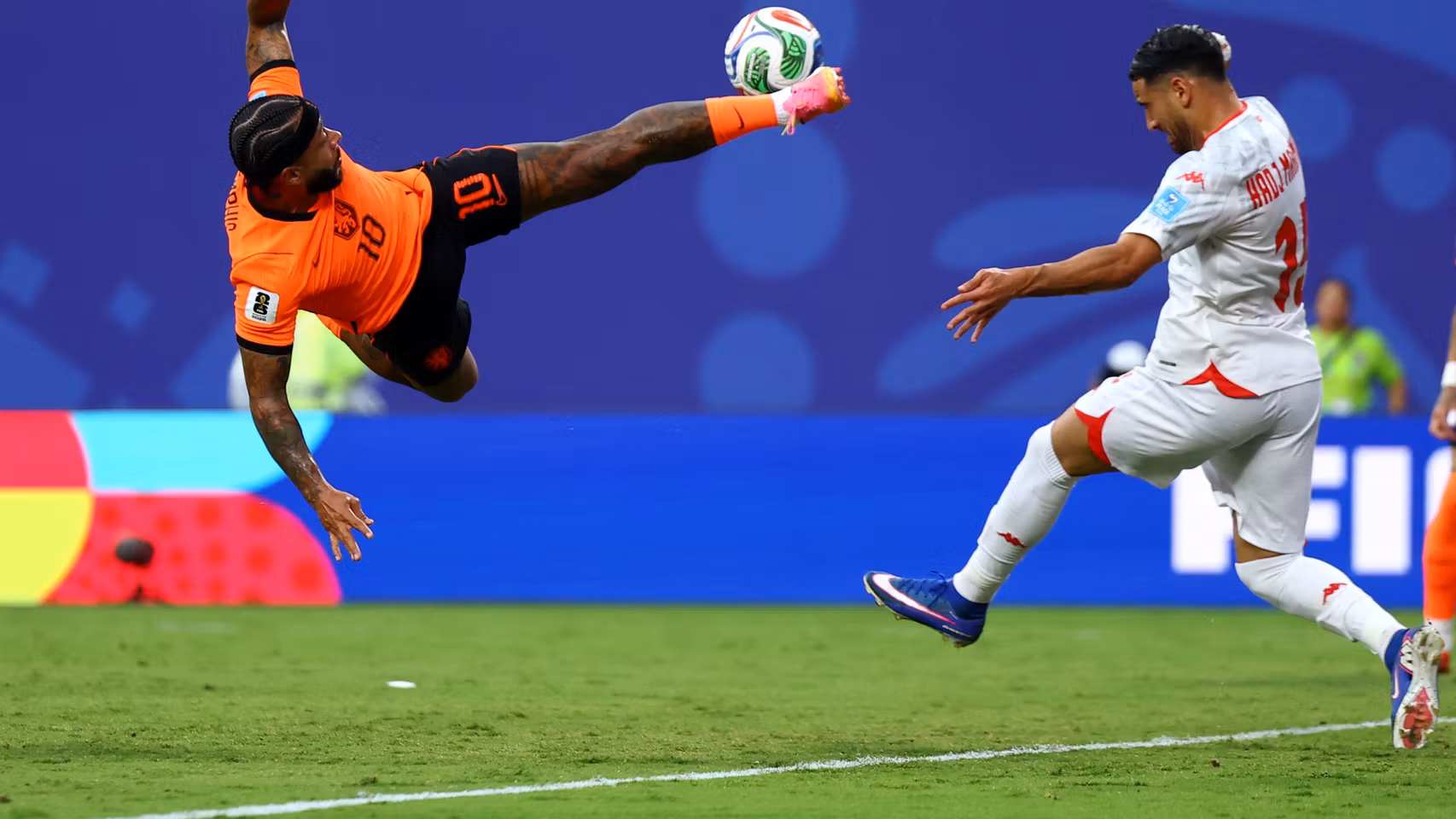 Memphis Depay realiza un remate acrobático.