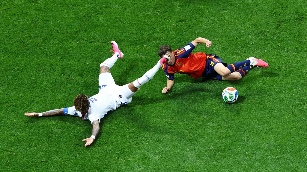Gavi peleando un balón para España por los suelos.