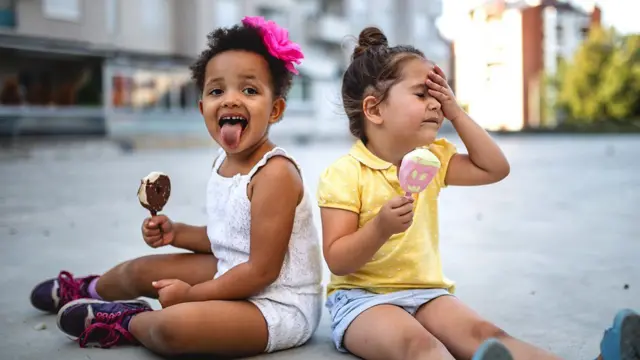 Niños comiendo helado