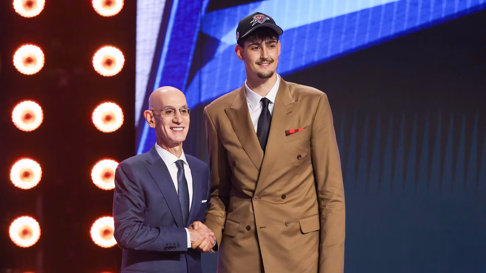 Aday Mara, junto a Adam Silver tras ser elegido por los Thunder.