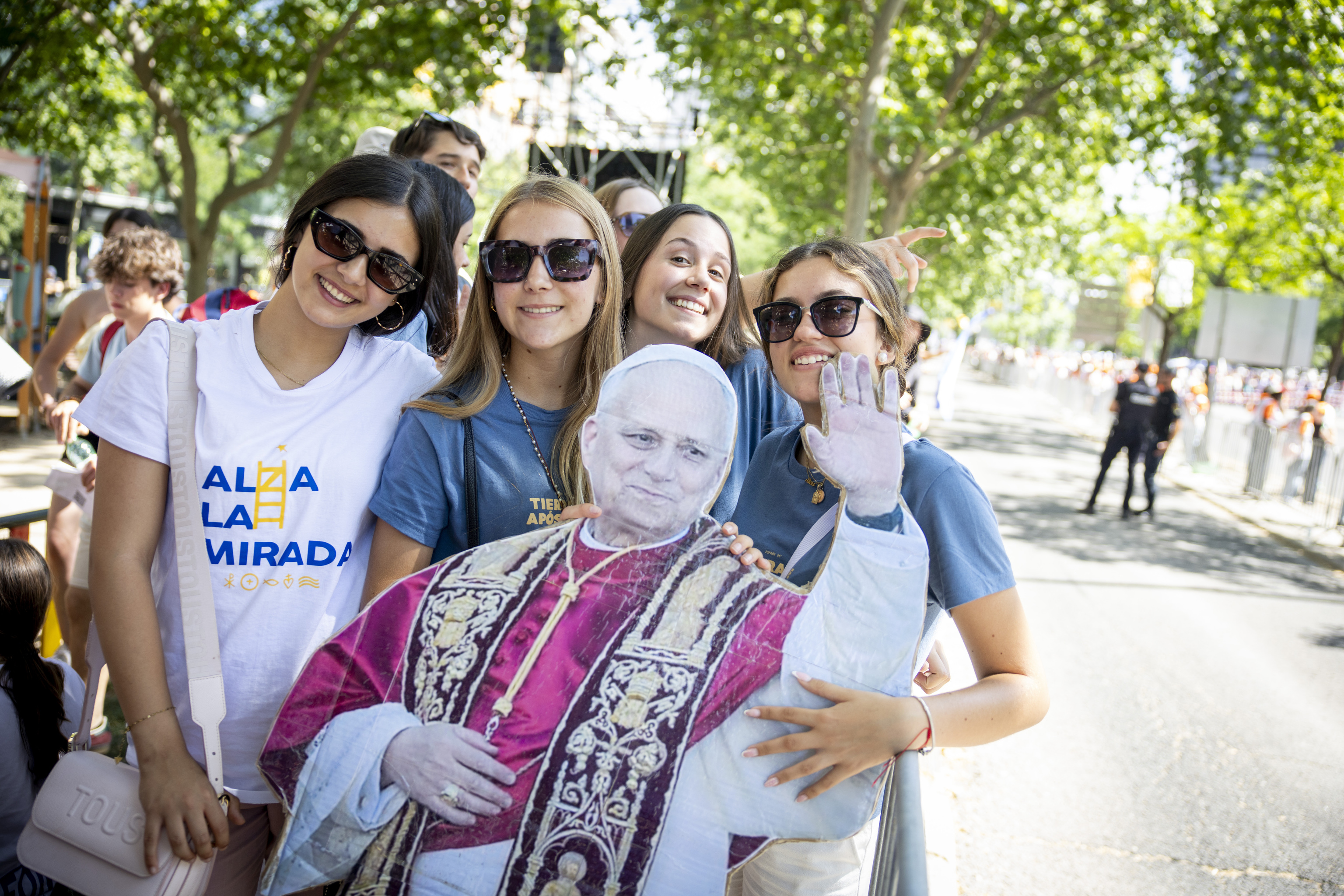 Varias peregrinas posan con una imagen de León XIV en las inmediaciones de la Plaza de Lima (Madrid)