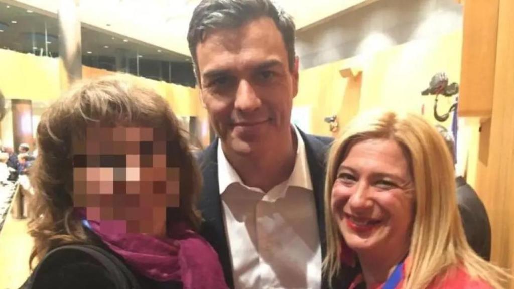 Pedro Sánchez junto a Leire Díez.