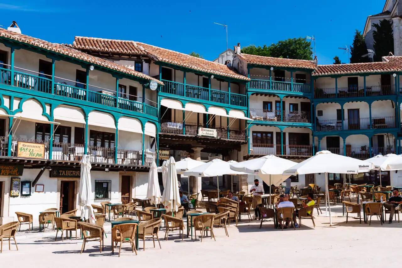 Foto: Terrazas y balcones de madera rodean esta histórica plaza castellana, epicentro de la vida local desde hace siglos. (Shutterstock)