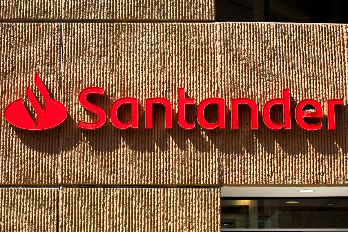 El logotipo del banco Santander se puede ver en el exterior de una sucursal en la Ciudad de México, México. 15 de junio de 2024. REUTERS/Raquel Cunha