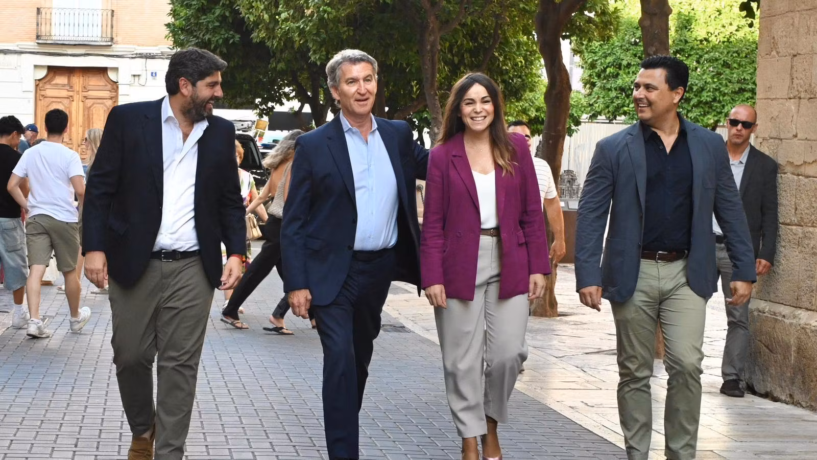 Las diferentes personalidades del PP en la Región de Murcia y Alberto Nuñez Feijóo, recorriendo las calles de Murcia.