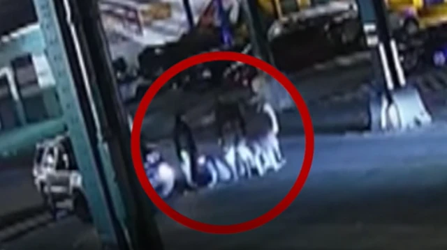 Imagen de una de las grabaciones en las que se ve a los hombres entrando en el alcantarillado en Nueva York.