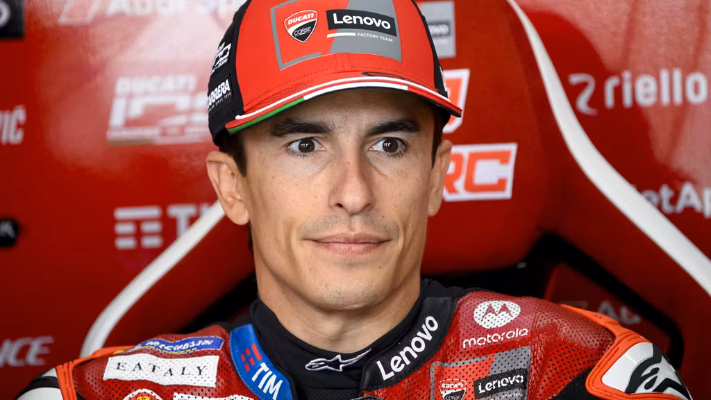 Marc Márquez, en el box de Ducati.