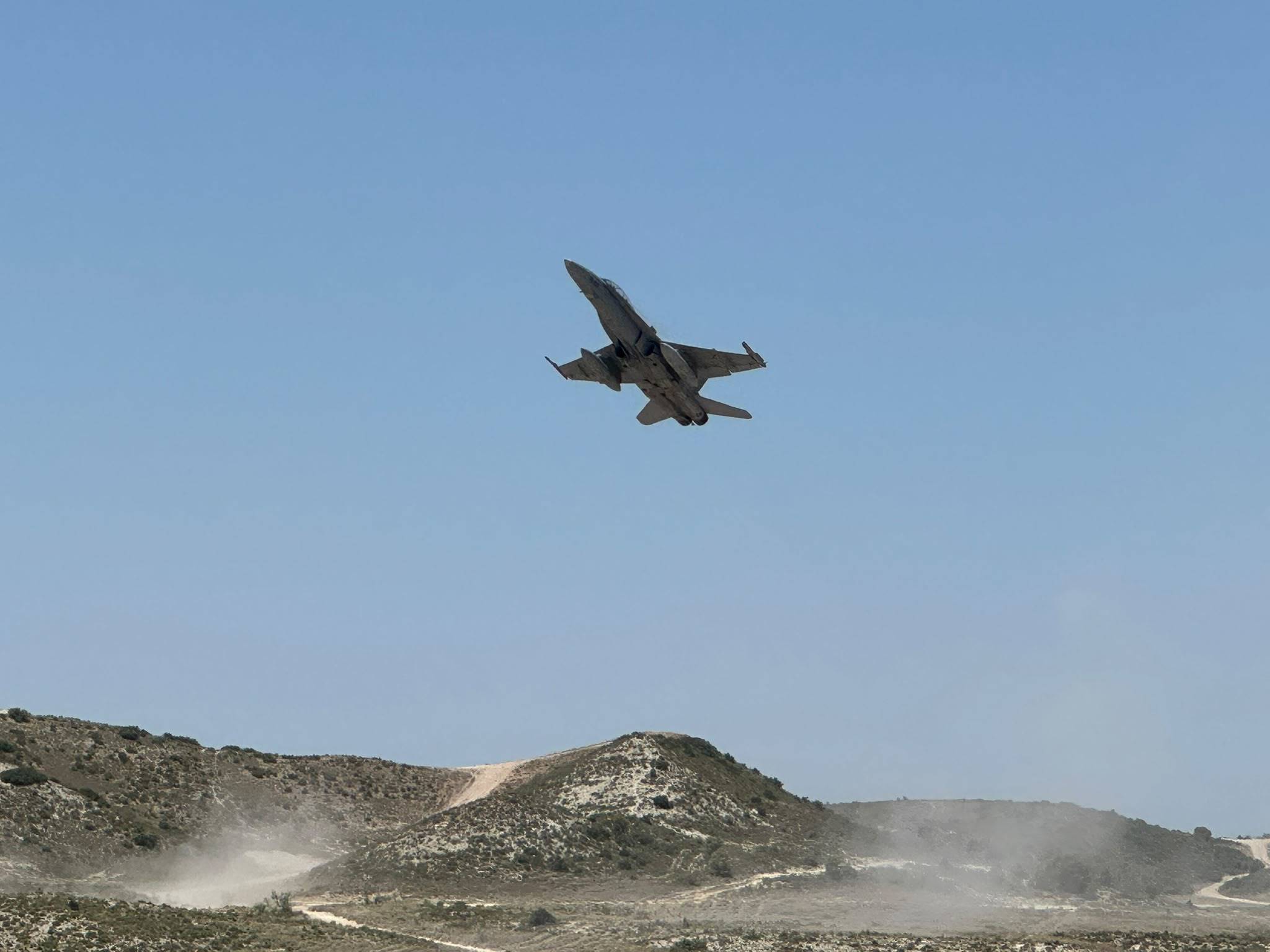 Avión de combate durante la maniobra de demostración