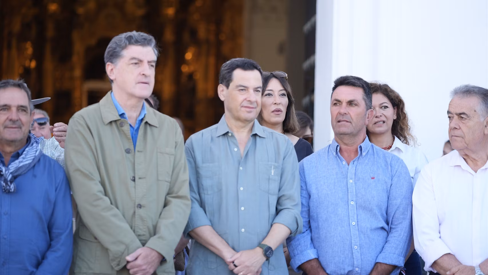 Juanma Moreno en la aldea de El Rocío, en Almonte