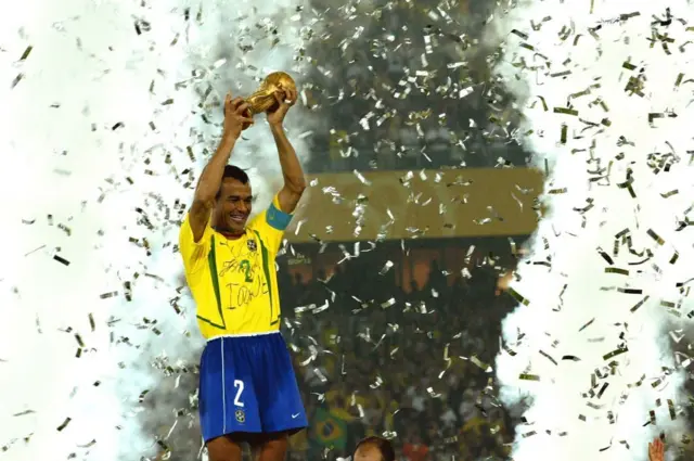 Café sostiene la copa del mundo en celebración