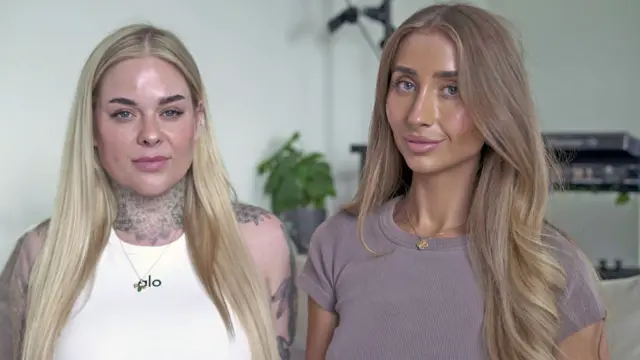 Un retrato de las creadoras de OnlyFans Gia Clarke, a la izquierda, y Lily Phillips, a la derecha. Ambas miran a la cámara y sonríen con la boca cerrada. Gia lleva una camiseta de tirantes blanca y luce tatuajes en el cuello y los hombros, enmarcados por su largo cabello rubio. Lily tiene el cabello ondulado de color castaño claro y viste una camiseta oscura.