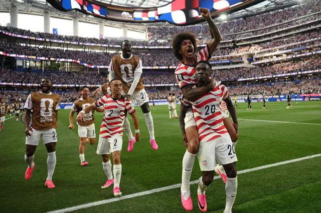 Folarin Balogun celebra con sus compañeros de EE.UU. 