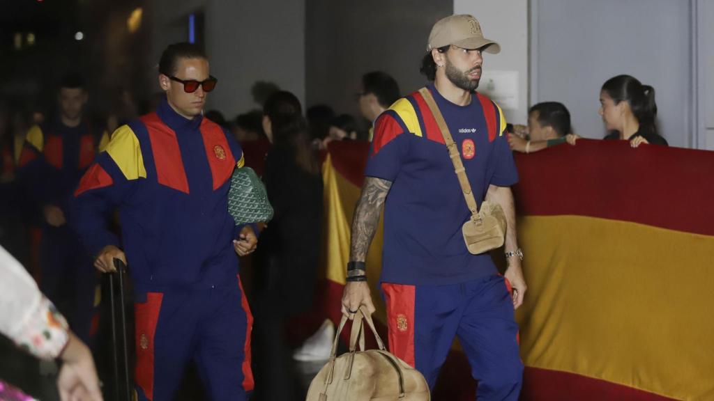 Marcos Llorente, detrás de David Raya, en la concentración de la Selección en el Mundial.