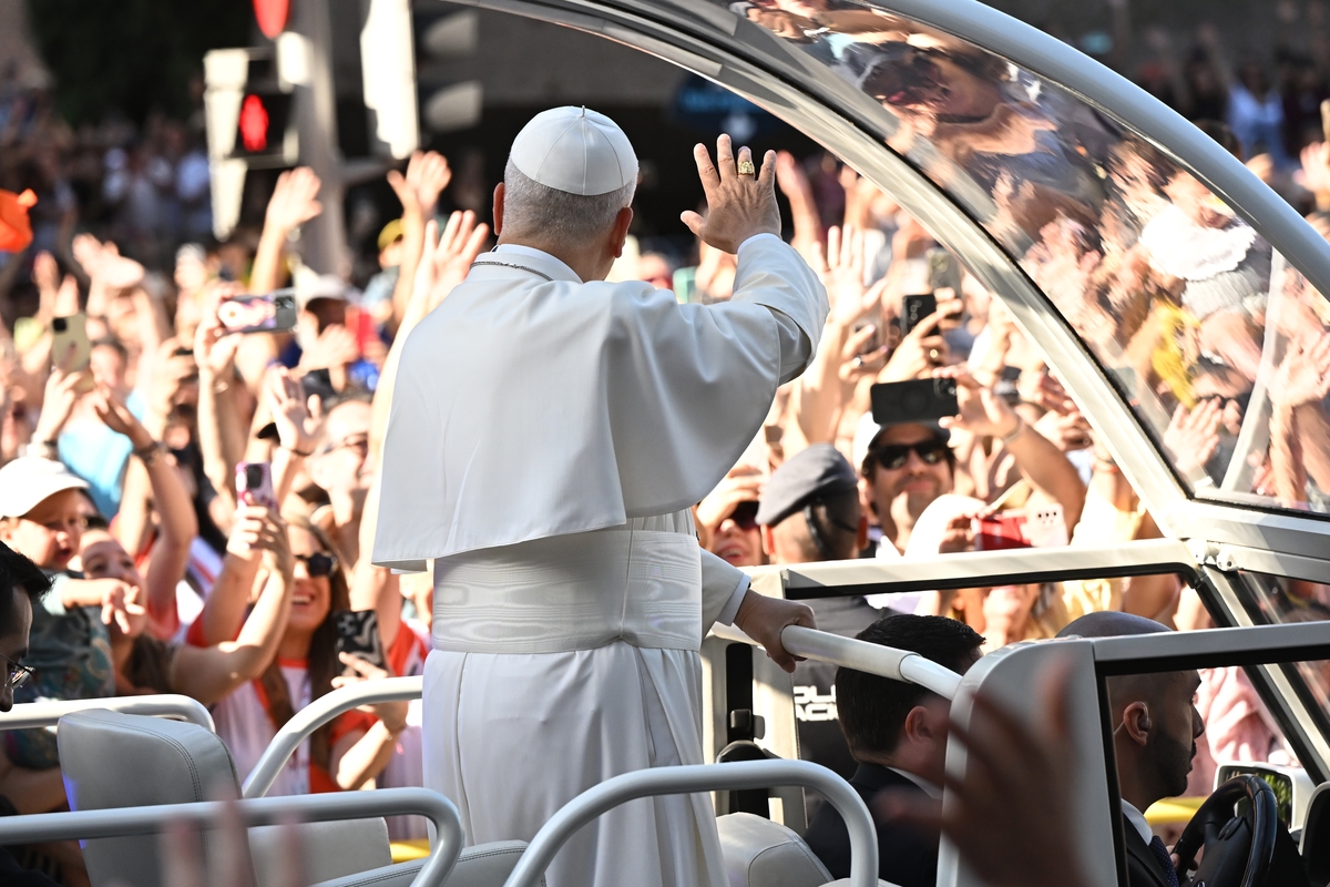 El papa León XIV recorre las calles del centro de la capital en el papa móvil mientras se dirige a la plaza Cibeles para oficiar la misa del Corpus Christi, este domingo, en Madrid. (EFE/ Fernando Villar).