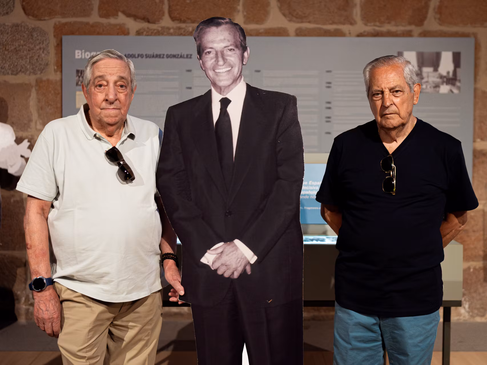 Una figura de Suárez escoltada por dos de sus hermanos. A la izquierda, Chema, protagonista de este reportaje. A la derecha, Ricardo, una fotocopia de Adolfo.