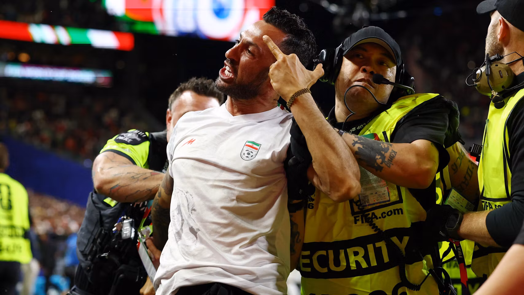 Un espontáneo es desalojado del terreno de juego tras el gol anulado a Irán por el VAR.