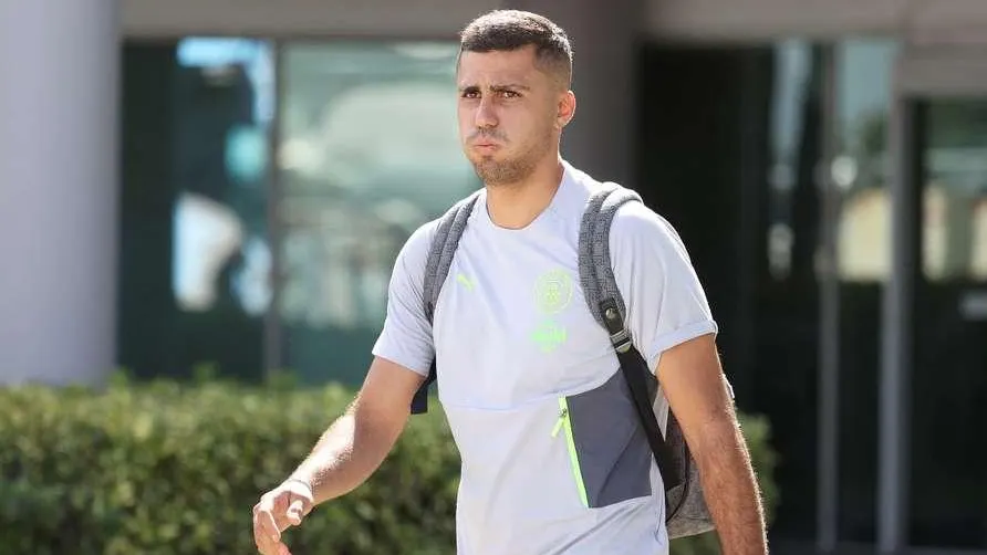 Rodri Hernández fuera de los terrenos de juego.