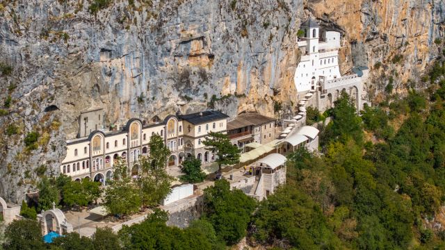 El Monasterio de Ostrog, lugar de peregrinaje de la Iglesia Ortodoxa Serbia. (Foto: iStock)