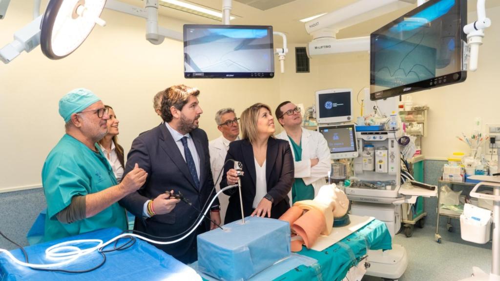 López Miras junto a Noelia Arroyo, alcaldesa de Cartagena, en la inauguración de los nuevos quirófanos del hospital Santa Lucía. Ayuntamiento de Cartagena.