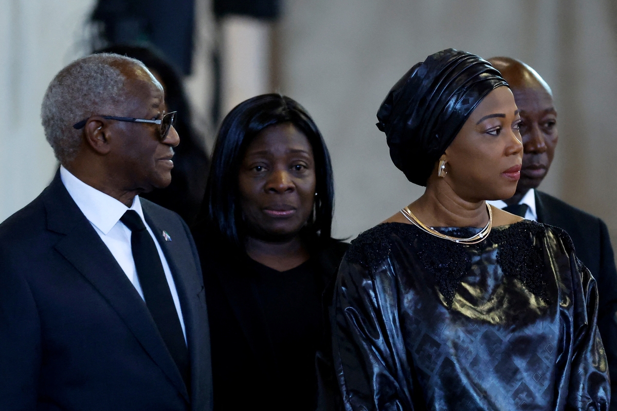 El presidente de Sierra Leona y su esposa, Fatima Jabbe-Bio. (Chip Somodevilla/Pool/REUTERS)